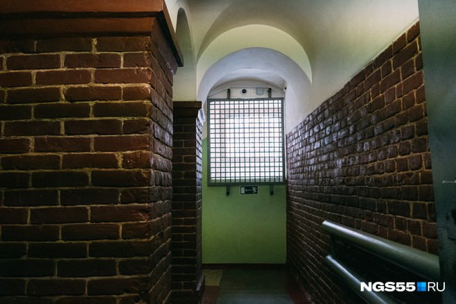 В Омске задержали полковника полиции Дмитрия Нагибина Он занимает пост начальника отделения Управления экономической безопасности и противодействия коррупции регионального УМВД Информацию ngs55news подтвердил собственный источник По его данным задержание проводило московское управление собственной безопасности полиции при поддержке ФСБ  Задержание как сообщает наш источник возможно связано с получением взятки При этом издание Коммерческие вести со ссылкой на свои источники пишет что полковника могут подозревать в превышением полномочий при рассмотрении его отделом материалов о контрафактной продукции Официального подтверждения или опровержения задержания полковника силовые структуры региона не публиковали Начальник Управления экономической безопасности МВД Омской области Вадим Степанов комментировать ситуацию не стал Будьте в курсе даже офлайн NGS55 в MAX