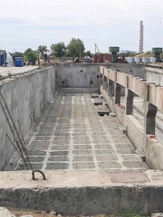 Продолжается реконструкция очистных сооружений водоснабжения в посёлке Затеречный Сейчас на объекте уже закончили строительные работы и приступили к прокладке трубопроводов, сборке каркаса для фундамента и устройству отсечной гидроизоляции. Завершить реконструкцию планируется в 2025 году. Реконструкция ОСВ, которые в сутки смогут фильтровать 60,5 тыс кубометров воды, наладит подачу этого важного ресурса для 7,7 тысяч жителей посёлка Затеречный. Работы ведутся без перерыва в водоснабжении. В будущем сооружения могут стать альтернативным источником водоснабжения для других населенных пунктов Нефтекумского и Левокумского округов. Масштабная работа по реконструкции ОСВ ведется по поручению губернатора СК в рамках краевой программы по модернизации коммунальной инфраструктуры. Общая стоимость проекта – 154,5 млн. рублей, из которых 93,4 млн рублей – средства Фонда национального благосостояния, а 60 млн выделено из краевой казны. Ход работ курирует краевое минЖКХ. Фото: ГУП СК «Ставрополькрайводоканал»