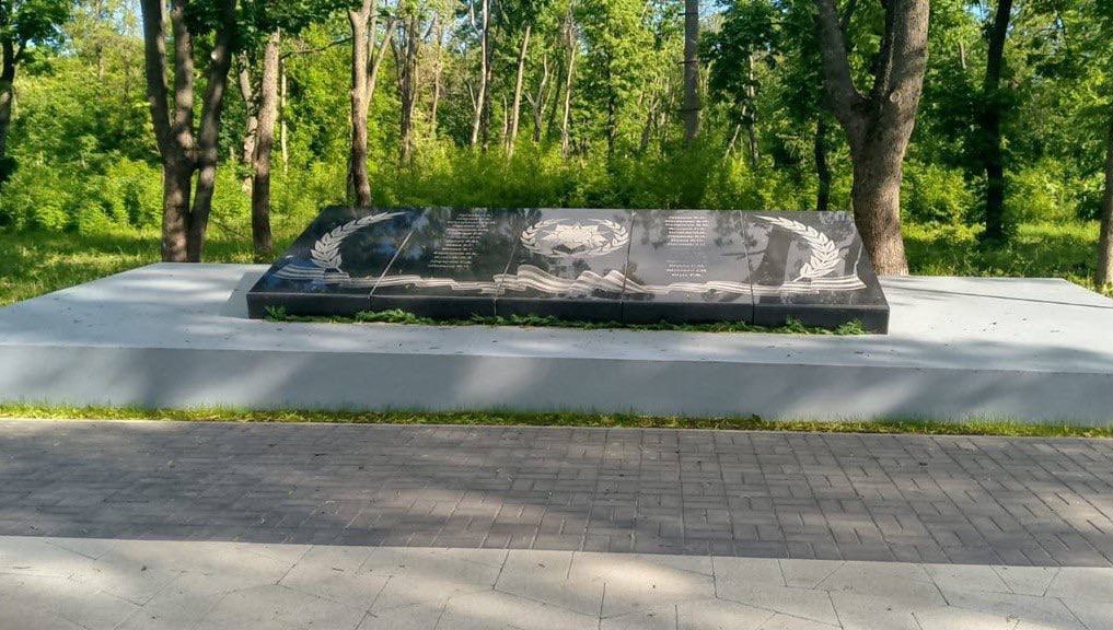 В Волновахе продолжается масштабное благоустройство Летнего парка Проект благоустройства помогли разработать ямальские специалисты, в 2023 году концепция стала победителем Всероссийского конкурса создания комфортной городской среды. Проект предусматривает: создание круглого фонтана и амфитеатра как символов возрождения$ обустройство детских площадок и территорий для занятия спортом, велопарковки; организацию мемориальной зоны, посвященной подвигу советских солдат, освободивших город в 1943 году. В год 80-летия Великой Победы здесь уже установили памятник бойцам 91-го полка, погибшим при освобождении города Волноваха в ходе СВО, благоустроили территорию вокруг него. Благоустройство затрагивает территорию в 13 тысяч квадратных метров. Ямальские специалисты отмечают, что парк станет современным общественным пространством, сочетающим функциональность и историческое наследие. Фото: телеграм-канал "Строим Ямал"