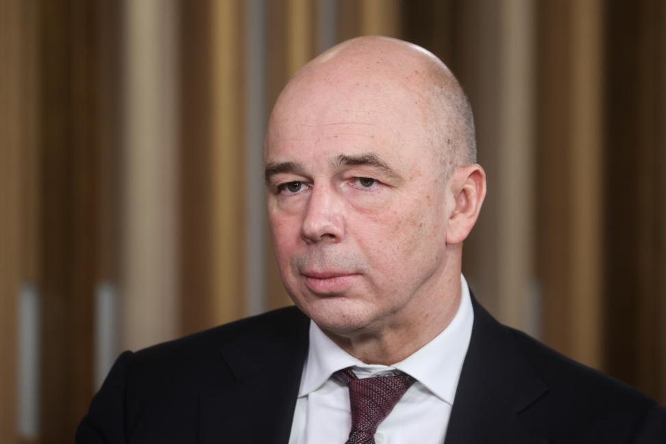 Министр финансов РФ Антон Силуанов У Банка России сейчас появляется больше маневра для смягчения ДКП чтобы заемные ресурсы стали доступнее ЦБ РФ в 2025 году достаточно активно принимает меры по охлаждению экономики Минфин ожидает большего внедрения искусственного интеллекта ИИ в бюджетный процесс но пока его использует как экономиста первой категории Время углеводородного сырья для России уходит надо готовиться переходить на новые виды двигателей экономики
