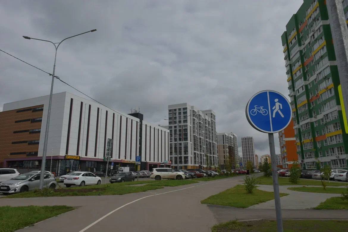 Барнаул   В Барнауле открыли движение по новой дороге ул. Багряная   Сегодня глава города Вячеслав Франк провел выездное совещание на новом участке построенной автомобильной дороги на ул. Багряная.   В совещании также приняли участие заместитель главы администрации города по дорожному хозяйству и транспорту Андрей Курышин, председатель комитета по дорожному хозяйству и транспорту Валерий Ведяшкин, глава администрации Индустриального района Денис Летягин и представители подрядной организации.   В ходе обхода дороги Андрей Курышинпроинформировал о том, какие работы проведены на объекте: «Подрядная организация ООО «Сибинвест» выполнила строительство участка от ул. Солнечная Поляна до ул. 65 лет Победы протяженностью 758,5 метров. На данном объекте выполнены работы по строительству проезжей части,... подробнее на канале: Барнаул @