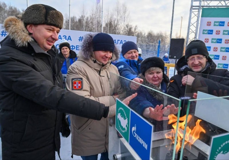К сетевому природному газу подключили три северных района Омской области Сразу в три северных района Омской области Тарский Знаменский и Тевризский пришел сетевой природный газ В рамках программы развития газоснабжения и газификации построен газопровод отвод от газораспределительной станции Большереченская до ГРС Тарская протяжённостью 94 км а также газопровод связка длиной 5 5 км от ГРС Тарская до существующих сетей газораспределения в районе города Тары Как сообщил губернатор Омской области Виталий Хоценко газоснабжение в Тарском Знаменском и Тевризском районах получат более 3 7 тыс домовладений и 17 котельных Сформированы условия для дальнейшей газификации Седельниковского и Муромцевского районов