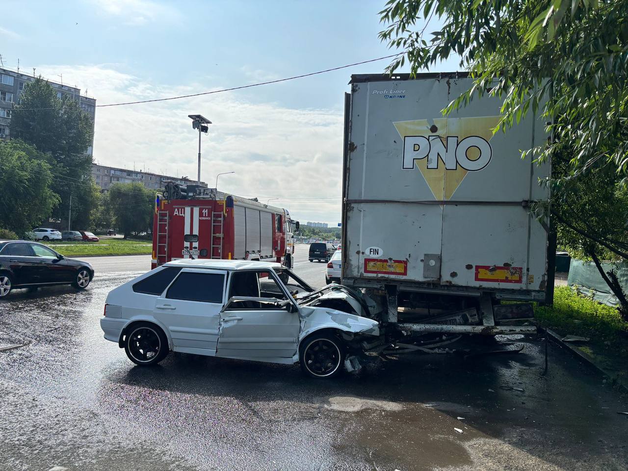 На Молодогвардейцев ВАЗ влетел в грузовик — двое пострадавших ДТП произошло в Челябинске утром 16 июля у дома № 74 на улице Молодогвардейцев. По предварительной информации, водитель ВАЗ-21093 при перестроении не убедился в безопасности и столкнулся с припаркованным грузовиком Skania-470. В результате аварии пострадали водитель и пассажир легкового автомобиля. Обоих доставили в больницу. На месте работают инспекторы ДПС. Устанавливаются обстоятельства происшествия.