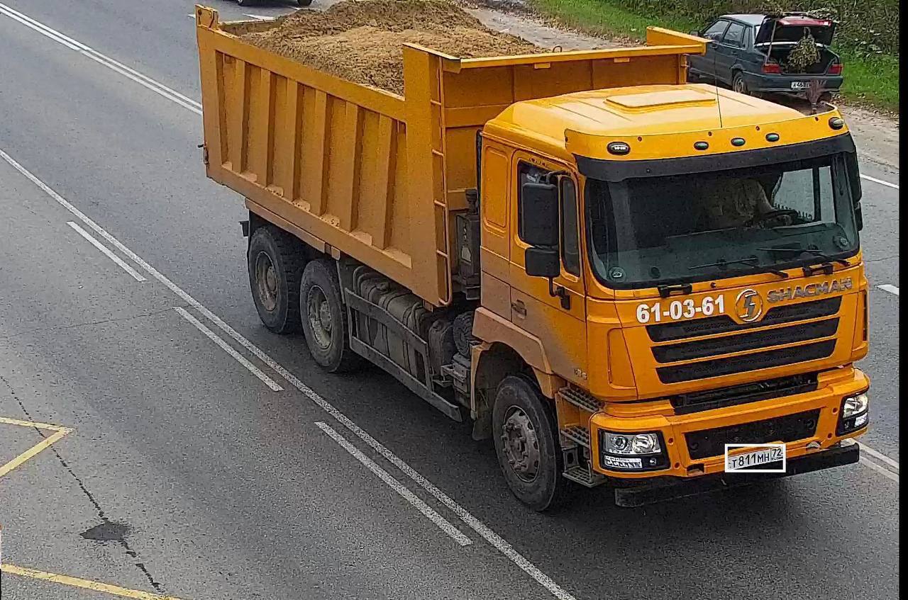 В Тюмени ввели систему автоматического штрафования за перевозку сыпучих грузов без полога Для борьбы с загрязнением города установлены камеры фиксирующие грузовики с открытым кузовом без защитных покрытий пологов тентов Автоматическая фото и видеофиксация позволяет регистрировать разбросанные грузы Штрафы будут наложены на владельцев таких транспортных средств
