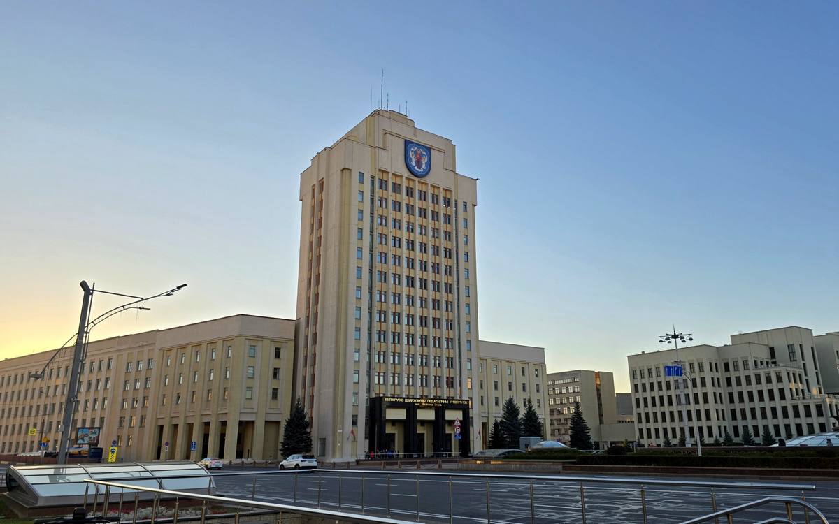 Минобразования определило по каким специальностям будут набирать целевиков В перечень включили более 250 специальностей от педагогических и медицинских до сферы культуры Есть в списке и транспортная логистика IT специальности психология философия и даже теология Для поступления по целевому договору по каждой специальности должен быть конкурс Кроме того есть требования к среднему баллу аттестата абитуриента не ниже 7 Больше обычного и срок отработки по окончании вуза 5 лет Подробнее