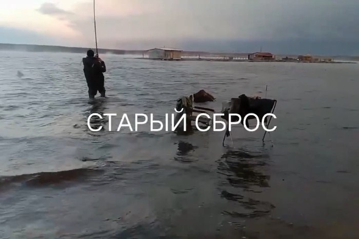 На Рефтинском водохранилище утонула 12-летняя девочка В Асбесте утонула 12-летняя девочка, приехавшая с родителями на отдых, сообщает Е1.RU. Трагедия произошла 12 июня на Рефтинском водохранилище. Двенадцатилетняя Ангелина приехала отдыхать вместе с сестренкой, родителями с бабушкой на электричке из Артемовского. «Буквально на несколько мгновений взрослые отвернулись, но и этих секунд было достаточно, чтобы подросток утонул. Купались на участке, где этого делать нельзя, там установлены специальные знаки», — рассказал начальник пресс-службы ГУ МВД России по Свердловской области Валерий Горелых. Telegram-канал «Типичный AsBeSt» упоминает, что трагедия произошла «на новом сбросе». Сообщается, что второго ребенка спасла бабушка. Тело утонувшей девочки ищут водолазы.