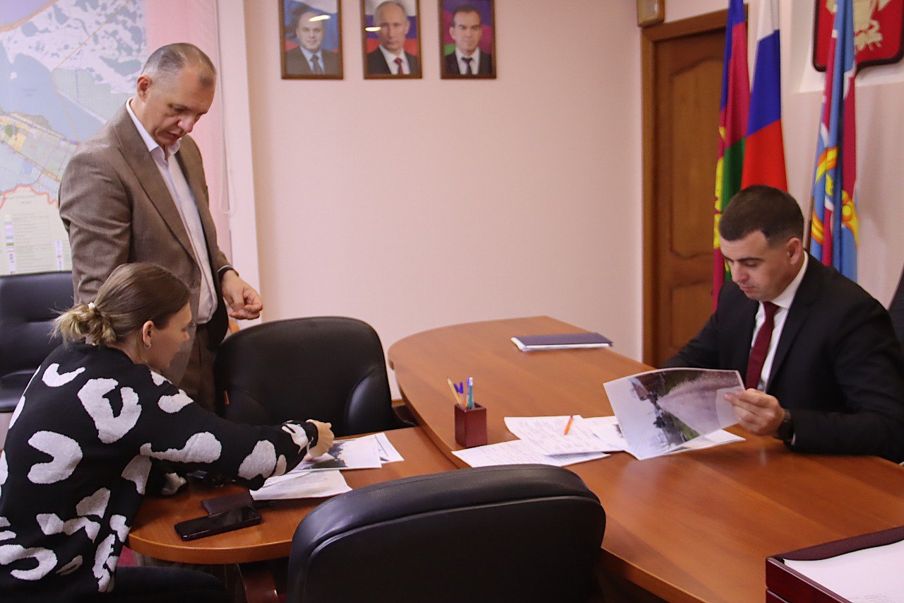 Провел внеочередной прием граждан по личным вопросам Жительница пос Семеноводческий обратилась с просьбой отсыпки улиц Полевой Матросова и Комарова Администрацией города ранее были осуществлены работы по частичной отсыпке вышеуказанных улиц Поручил главе города Владимиру Сидорову Выехать на место осмотреть проблемные участки и осуществить отсыпку дорог по всей их протяженности