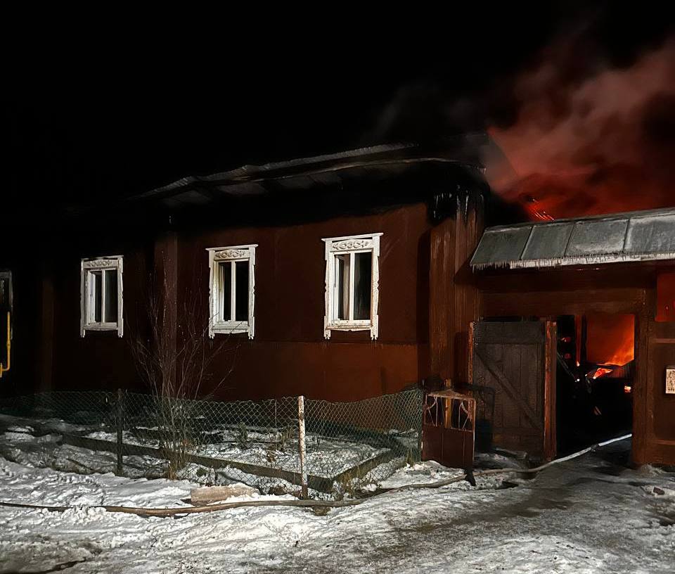 В Верещагинском городском округе следователи устанавливают обстоятельства гибели женщины во время пожара  Верещагинским межрайонным следственным отделом следственного управления Следственного комитета Российской Федерации по Пермскому краю проводится процессуальная проверка по факту обнаружения тела женщины 1945 года рождения в ходе тушения пожара.  По предварительным данным, в ночное время 09 декабря 2024 года в одном из домов в селе Сепыч Верещагинского городского округа произошло возгорание, причиной которого стало нарушение правил устройства и эксплуатации электрооборудования. В ходе тушения пожара обнаружено тело погибшей.  В настоящее время следователем проведен осмотр места происшествия, назначены и проводятся необходимые судебные экспертизы для установления причин пожара и гибели человека. По результатам проверки будет принято процессуальное решение.