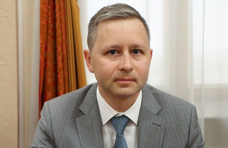 Хоценко представил нового омского министра имущественных отношений На сегодняшнем оперативном совещании губернатор Омской области Виталий Хоценко представил нового министра имущественных отношений. Этот пост занял Владимир Ершов. Ранее он возглавлял территориальное управление Росимущества. По словам главы региона, специалист обладает необходимыми компетенциями и опытом, который позволит выстроить эффективную работу ведомства и решать задачи, стоящие перед министерством имущественных отношений. - У Владимира Ершова есть профессиональный опыт, который, уверен, поможет ему ещё более эффективно организовать работу регионального Минимущества, — сказал Хоценко. Отметим, что должность главы Минимущества вакантна с конца апреля нынешнего года. Предыдущий министра Евгений Козлов руководил ведомством с 2019 года