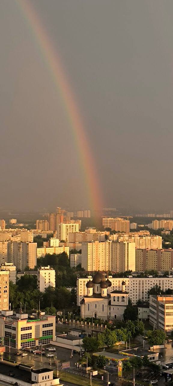 Москва извинилась за непогоду. В разных частях столицы уставшие от дождя горожане замечают радугу. : соцсети