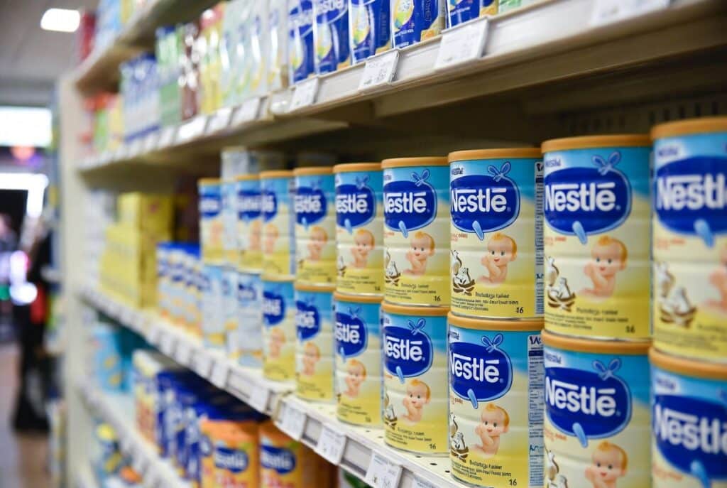 Nestlé отзывает детское питание из за токсинов Швейцарская корпорация Nestlé объявила о начале беспрецедентной кампании по отзыву детских смесей в 60 странах мира после обнаружения опасного токсина в составе продукции Проблема затронула более 800 наименований товаров которые производились на десяти различных заводах Источником загрязнения стала партия арахидоновой кислоты с примесью цереулида полученная от стороннего поставщика Генеральный директор Nestlé Филип Навратил принес официальные извинения родителям заверив общественность в принятии экстренных мер для обеспечения безопасности продукции Несмотря на оперативный переход на проверенное сырье репутация компании оказалась под угрозой на фоне сообщений о пострадавших детях В Великобритании власти уже зарегистрировали 36 случаев с симптомами отравления которые связывают с употреблением смесей швейцарского производителя а сам инцидент происходит на фоне планов Евросоюза по ужесточению контроля за токсинами в детском питании Ситуация приобрела криминальный оборот во Франции где прокуратура Парижа инициировала расследование возможной причастности продукции Nestlé к гибели троих младенцев Следователи проверяют жалобы родителей хотя сама корпорация пока отрицает наличие подтвержденной прямой связи между летальными исходами и отозванными партиями смесей Данный скандал уже называют крупнейшим в истории компании ставящим под сомнение надежность контроля качества у мирового лидера в производстве детского питания Поддержать