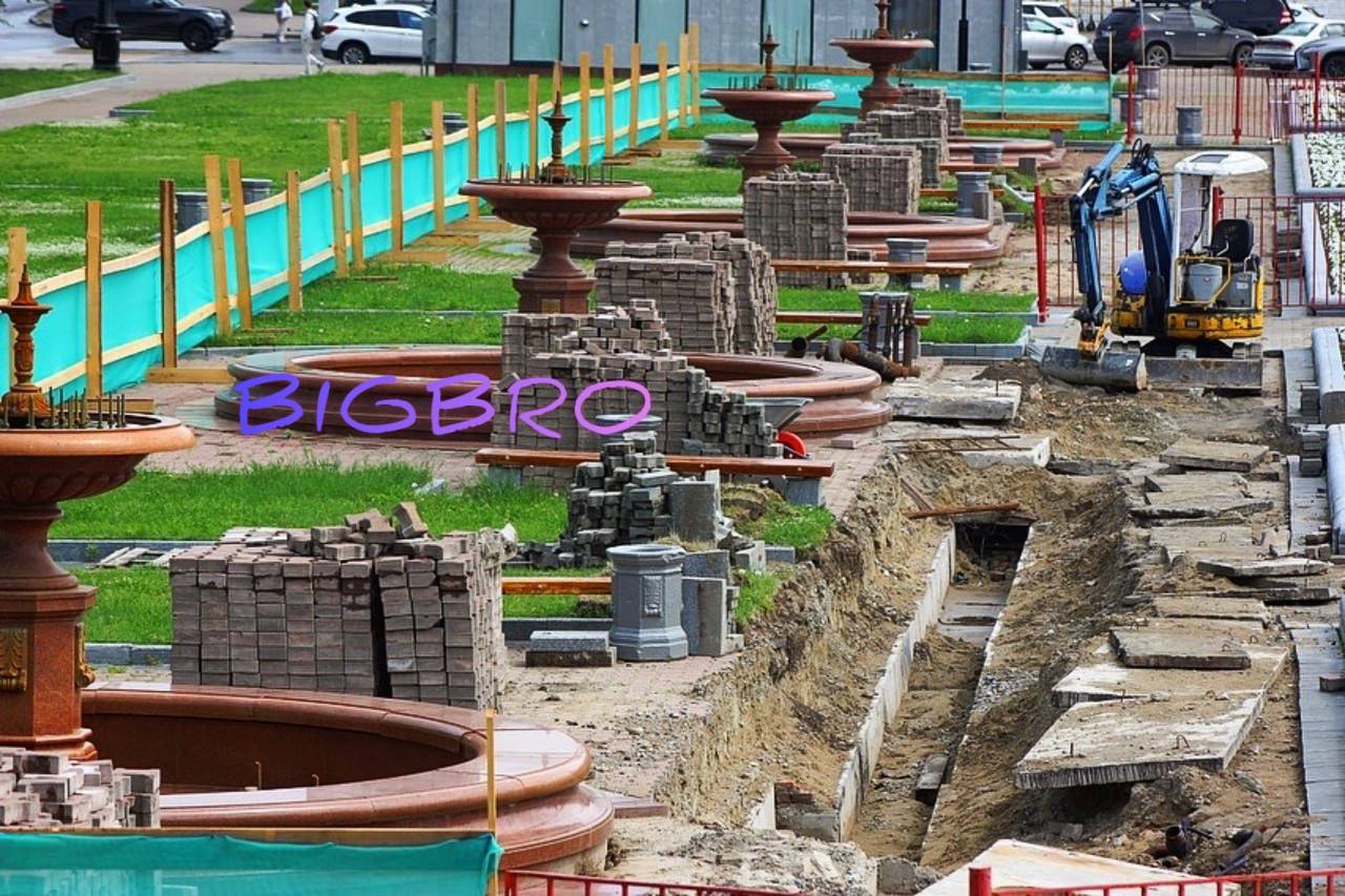 Восстановить подачу воды в фонтаны обещают через неделю При этом площадь сейчас выглядит так. Посмотрим, как быстро справятся. Рабочие вскрыли плиту и тротуарную брусчатку в прошлый понедельник 9 июня. Спустя 8 дней работы площадь выглядит так. Рабочие ведут раскопки открытым способом — с перекрытием части площади. Отрезок трубопровода протяженностью 50 метров исчерпал свой ресурс. Планировалось, что ремонтные работы будут выполнены за 7-10 дней. Мэр Хабаровска Сергей Кравчук поставил задачу завершить основные работы в кратчайшие сроки. В целом в этом году запланирована замена более 6,5 километра тепломагистралей, 10,5 километра внутриквартальных сетей, а также 16,5 километра сетей водопровода и канализации. / реклама