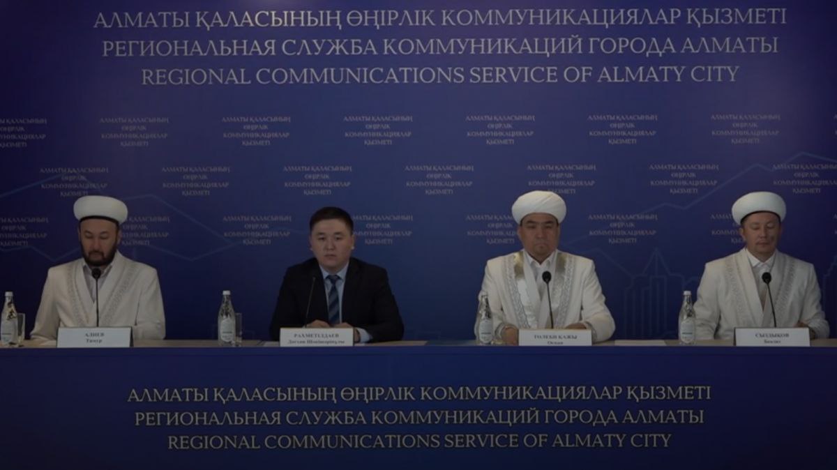 Наиб-имам Алматы: брать кредиты для жертвоприношения и хаджа – неправильно Заместитель главного имама центральной мечети Алматы Тимур Алиев на брифинге РСК рассказал, можно ли по шариату брать кредит для жертвоприношения и паломничества. Главный имам города Оспан Толеби обратился к алматинцам с поздравлением и напомнил, что празднование Курбан айта начинается со специального праздничного намаза. В Алматы эту молитву совершат утром первого дня айта 6 июня в 06:00. Главный имам также напомнил, что жертвоприношение нужно совершить в период после праздничного айт намаза и до вечернего намаза третьего дня праздника – 8 июня. Он отметил, что приносить в жертву можно лишь: баранов и коз, достигших годовалого возраста, коров от двух лет и верблюдов от пяти лет. При этом жертвоприношение барана или козы может совершать лишь один человек, а коровы или верблюда – от одного до семи. Фото: Скриншот трансляции брифинга РСК Алматы /CentralMediaNews