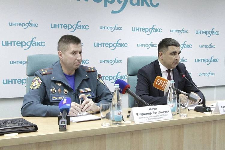 В Ростовской области почти 700 гектаров леса пострадали от пожаров Сегодня 13 октября прошла пресс конференция по итогам пожароопасного периода 2025 года в Ростовской области В мероприятии приняли участие заместитель губернатора региона Сергей Бодряков и заместитель начальника Главного управления МЧС России по Ростовской области Виктор Завер Оба спикера отметили значительное снижение числа пожаров как техногенных так и природных Благодаря слаженной совместной работе удалось сократить общее количество пожаров на 27 7 по сравнению с аналогичным периодом прошлого года В период пожароопасного сезона в регионе были сформированы восемь сводных отрядов из подразделений Государственной противопожарной службы в составе которых было 64 единицы пожарной техники и 200 человек личного состава Кроме того в населённых пунктах наиболее подверженных риску природных пожаров организовали 135 временных пожарных постов из числа добровольцев охватывающих 38 муниципалитетов С начала 2025 года добровольцы участвовали в тушении около 2000 пожаров всего в противопожарных мероприятиях приняли участие почти 7 тысяч человек За нарушения пожарной безопасности составлено 6338 административных протоколов наложено 2850 штрафов на сумму свыше 29 миллионов рублей Подпишись на 1Rnd Написать в редакцию