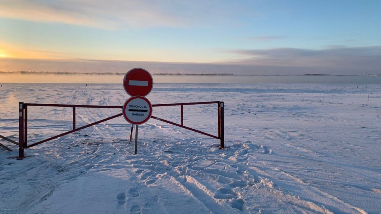 В Югре закрыли первый зимник после оттепели. Управление автодорог сообщило, что с 21 марта 2025 года запрещено движение на трассе Нижневартовск - Вампугол - Былино из-за плюсовых температур.   Автомобилистов предупреждают о рисках использования закрытых зимников, так как на трассе уменьшилась толщина льда и образовалась колея.