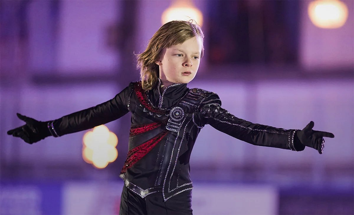 Сына Плющенко и Рудковской увезли на скорой после его выступления в ледовом шоу Спящая красавица По словам родителей днем у 12 летнего Саши была высокая температура тошнота состояние было ужасное но заменить Принца в сказке было некем и его все равно выпустили на лед Сегодня мама Яна правильно сказала А как быть если чемпионат мира а ты в таком состоянии Нет вариантов Там методы другие есть конечно более сильные таблетки Но мы его напичкали всякими нурофенами и он откатался герой сказал Евгений Плющенко Sport24 Подписывайтесь на BFM И в MAX