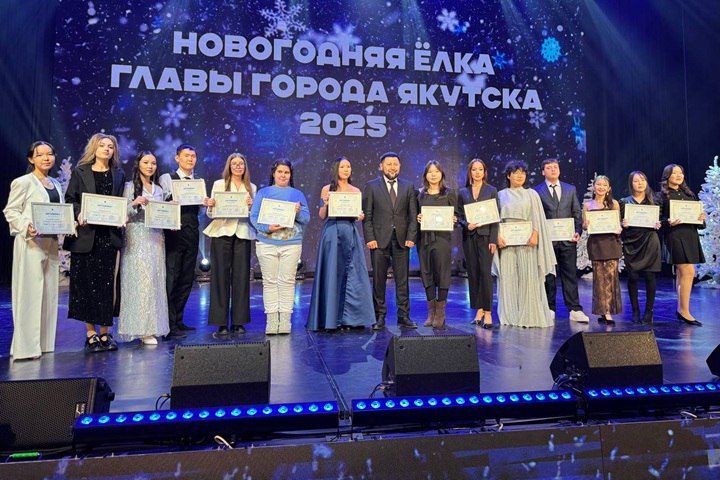 Евгений Григорьев наградил сотню самых талантливых школьников В Якутске прошла торжественная церемония награждения сотни лучших старшеклассников Глава города Евгений Григорьев лично вручил именные стипендии ученикам 9 11 классов показавшим выдающиеся результаты в учебе спорте творчестве и общественной жизни На получение почетной стипендии в этом году было подано более трехсот заявок со всего городского округа что говорит о высокой конкуренции и огромном потенциале молодежи столицы Каждый из отобранных ста стипендиатов получил единовременную выплату в размере 20 тысяч рублей как признание их усердия и таланта Среди награжденных 42 школьника с академическими победами на олимпиадах 27 юных спортсменов 14 творческих личностей и 17 активных общественников Стипендия главы города служит важной поддержкой и стимулом для дальнейшего развития одаренных детей Якутска Фото управление образования Якутска
