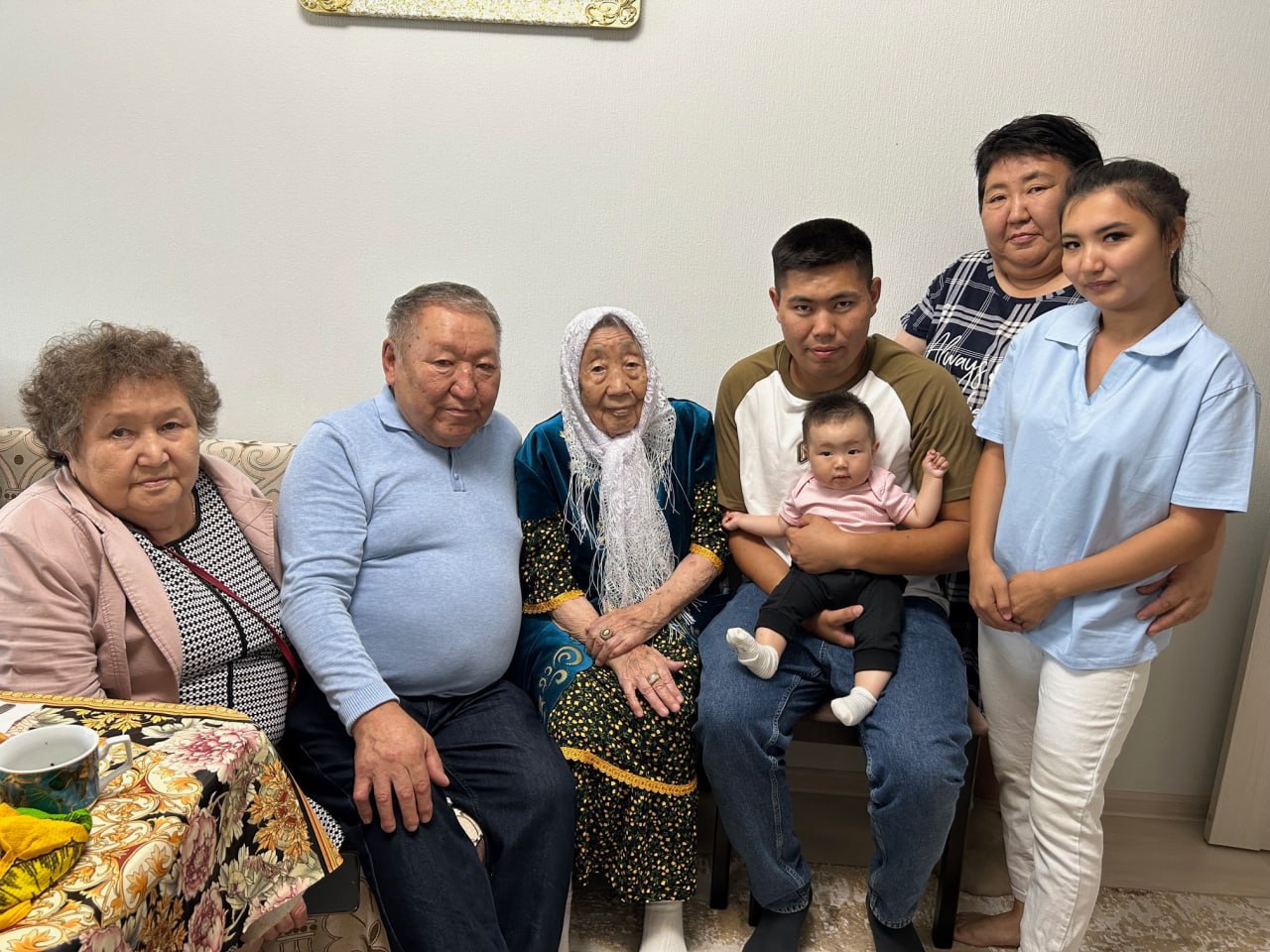 В Самарской области умерла старейшая жительница России Нафизе Исламбековне Жарылгаповой было 111 лет Она родилась ещё в царской России в 1914 году и прожила колоссальную жизнь застав революции войны и смену эпох Главным её достижением стала огромная семья Она вырастила 5 детей и стала главой огромной династии 24 внука 52 правнука и 32 праправнука Невероятная судьба и пример стойкости Светлая память