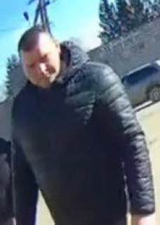 Следственными органами разыскивается мужчина, явившийся очевидцем совершения преступления. 09.03.2025 в период с 12:30-12:40 местный житель, находясь вблизи остановки общественного транспорта в деревне Писковичи применил насилие в отношении сотрудника полиции. Телефон для связи 88112-290-634 88112-290-631