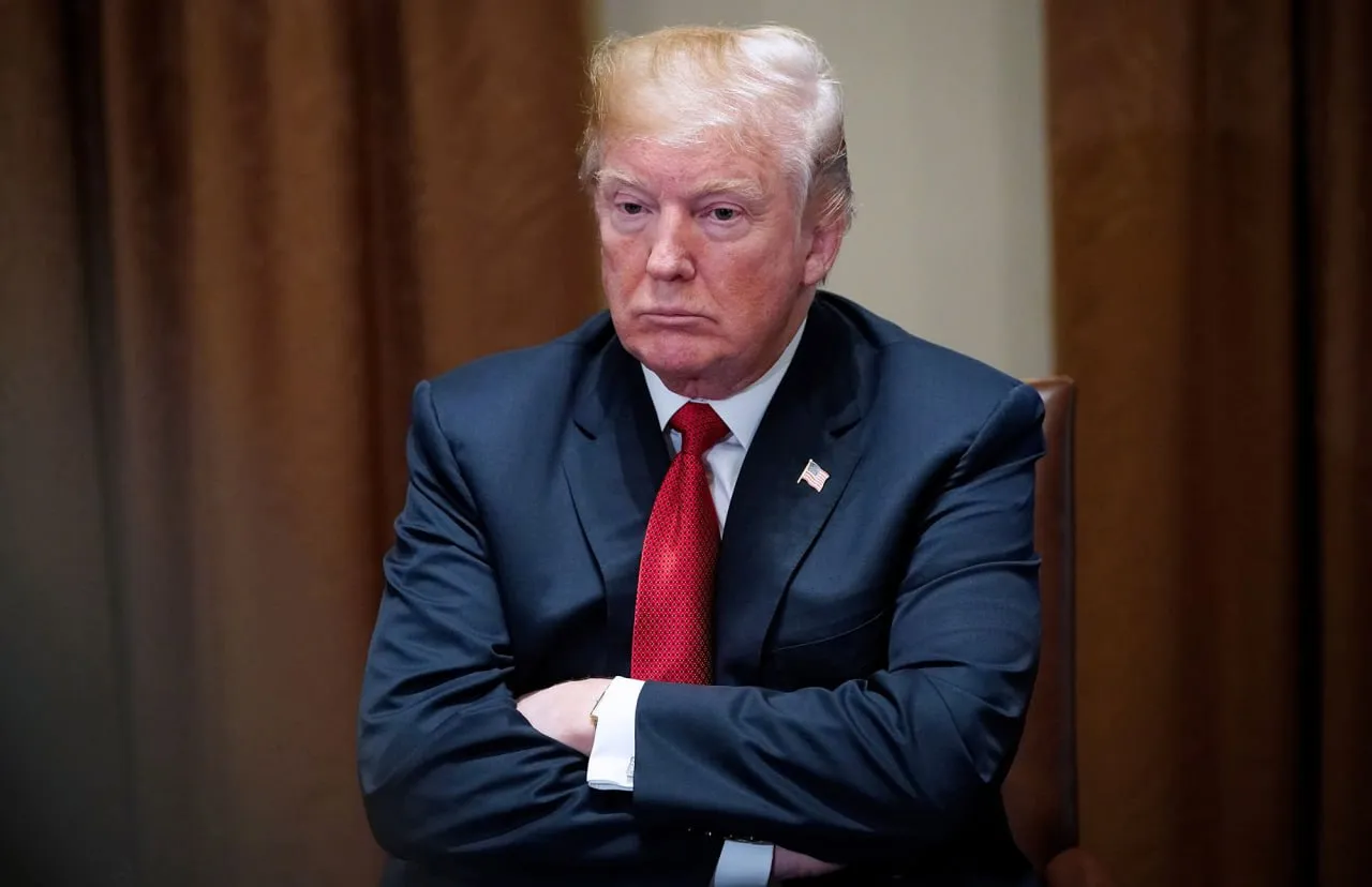 Трамп признал что Белому дому из за решения Верховного суда о незаконности импортных пошлин придется вернуть 159 млрд сборов Люди и компании которые пользовались нашей страной десятилетиями из за ужасного и смехотворного решения Верховного суда США по пошлинам теперь должны получить назад 159 миллиардов долларов написал Трамп в своей соцсети Truth Social Президент США посетовал что суд в своем решении мог бы написать что США не должны возвращать уже заплаченные деньги Как заявил Трамп такая половина предложения позволила бы стране стать на 159 млрд богаче