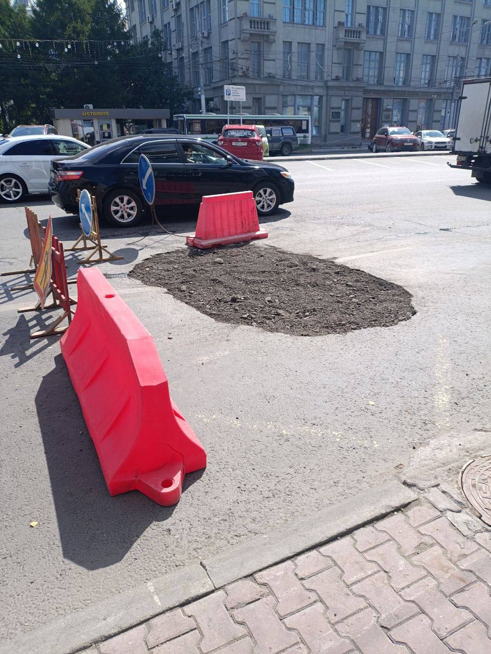 Быстро засыпали Глубокую яму на Красном проспекте Новосибирска засыпали щебнем. Однако ограждение не убрали. Потому что надо ведь ещё и асфальт уложить. Опасности нет, но проблема осталась Вести Новосибирск