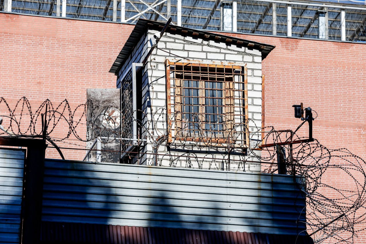 Южноуральца осудили на 2 года за организацию фиктивных браков мигрантов Сосновский районный суд Челябинской области вынес приговор по уголовному делу об организации незаконной миграции Виновным признан 39 летний мужчина действовавший в составе преступной группы Как установило следствие в период с января 2022 по апрель 2024 года аферист вступил в сговор с другими лицами для организации незаконного пребывания в России иностранных граждан Группа изготавливала фиктивные документы свидетельства о рождении браке и дипломы об образовании Эти документы позволяли мигрантам получать российское гражданство в упрощённом порядке по государственной программе добровольного переселения В ходе проведенной операции сотрудники УФСБ России по Челябинской области задержали мужчину Дело было возбуждено региональным следственным комитетом Как рассказали в пресс службе УФСБ Южного Урала суд признал подсудимого виновным по статье об организации незаконной миграции группой лиц и назначил наказание в виде 2 лет лишения свободы в колонии общего режима Приговор вступил в законную силу eugenejut