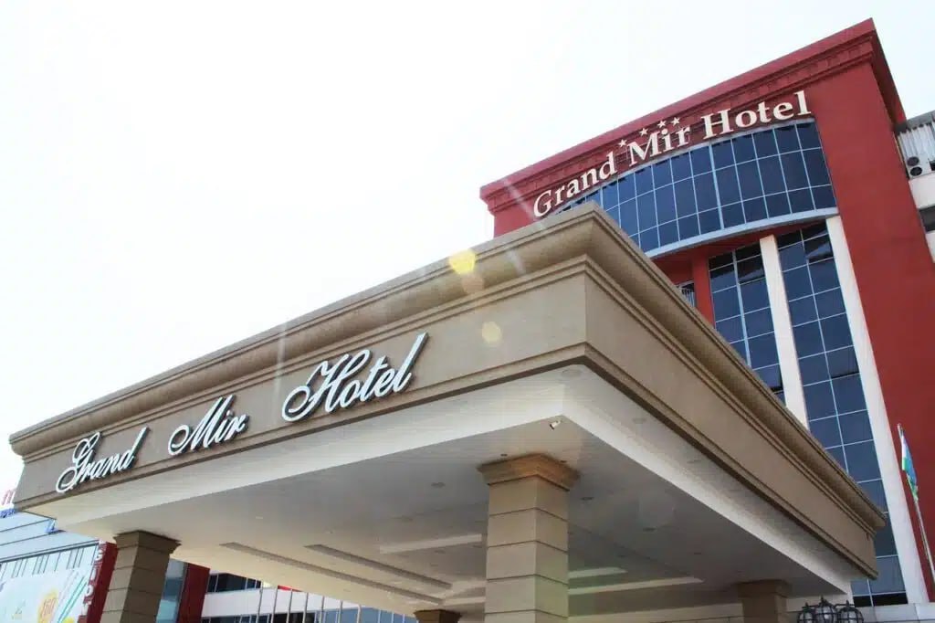 Прокуратура отреагировала на ситуацию с Grand Mir Hotel Прокуратура Ташкента рассмотрела обращение жителей махалли Богсарой по поводу ситуации вокруг гостиницы Grand Mir Hotel сообщает блогер Никита Макаренко В ответе ведомства указано что по генплану на данном участке можно возводить здания не выше пяти этажей Также ведомство подчеркнуло что в Градостроительный совет не поступало никаких документов о согласовании нового проекта Ранее сообщалось что застройщики намерены построить на этом месте три 30 этажных корпуса Эти планы вызвали протест среди тысяч горожан Telegram Facebook Instagram LinkedIn Сайт