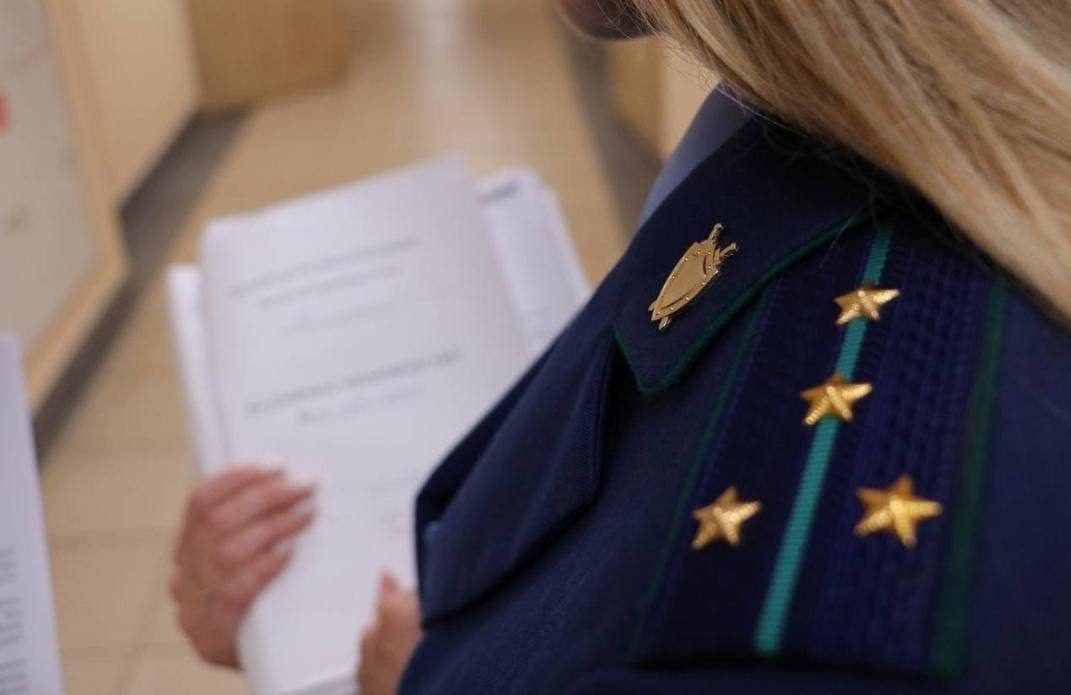 В Ангарске договор об обязательном пенсионном страховании признали недействительным Прокуратура Ангарска удовлетворила исковые требования о признании договора об обязательном пенсионном страховании недействительным В ходе проверки инициированной по обращению местной жительницы выяснилось что в 2024 году она узнала о переводе своих пенсионных накоплений в негосударственный пенсионный фонд Будущее При этом женщина не подписывала договор об обязательном пенсионном страховании с данной организацией и не подавала заявление на досрочный переход В результате прокурор города направил в суд иск к негосударственному пенсионному фонду с требованием запретить обработку персональных данных заявительницы признать договор об обязательном пенсионном страховании недействительным и применить последствия этой недействительности Суд удовлетворил иск прокурора признав договор недействительным