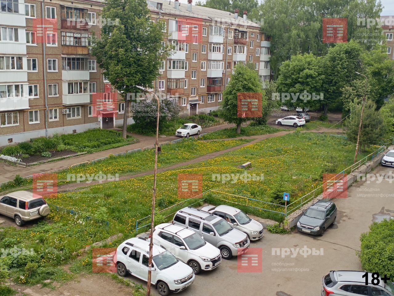 Уфимка пожаловалась мэру на отсутствие обещанной детской площадки Жительница Уфы оставила комментарий под постом мэра Ратмира Мавлиева, в котором написала, что состояние двора домов по адресам Орджоникидзе 15, Орджоникидзе 13, Орджоникидзе 13/1 и Черниковская 50/1 оставляется желать лучшего. Она отметила, что обещанная детская площадка, которую планировали построить в 2024 году, до сих пор не появилась. «Добрый день! Так выглядит детская площадка, которую обещали сделать в 2024 году во дворе домов: Орджоникидзе 15, Орджоникидзе 13, Орджоникидзе 13/1 и Черниковская 50/1. Нас очень интересует, когда будет построена детская площадка. В домах проживает много молодых семей с маленькими детьми, с которыми нельзя погулять во дворе, потому что его нет! Прошу разобраться в данной ситуации и принять меры!», — написала Дарья М. Обратная связь Подписаться