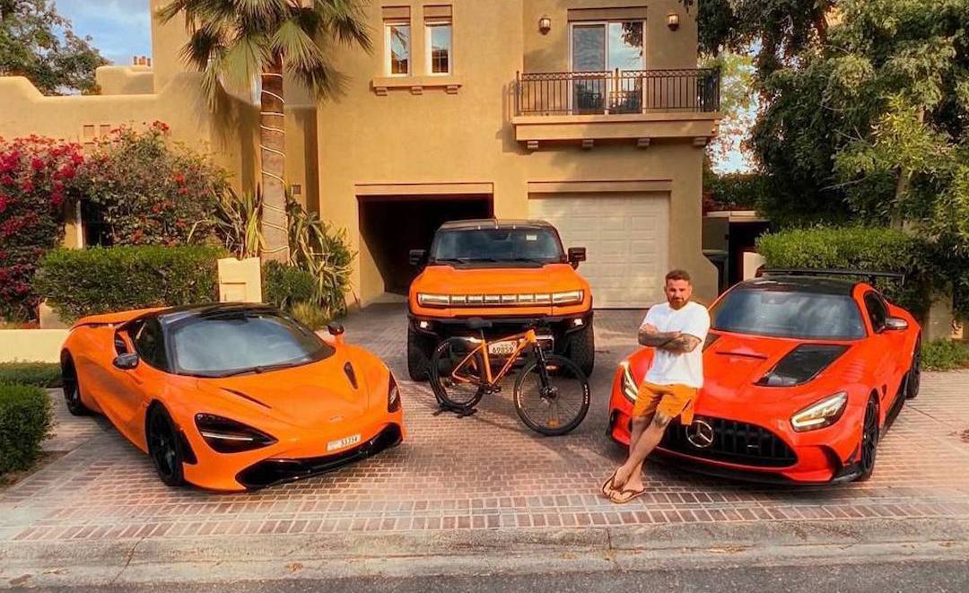 Криптоинвестор Роман Новак известный как друг Дурова кинул инвесторов на 40 млрд рублей и сбежал в Южную Африку В своём проекте Fintopio криптан обещал связь с Дуровым арабскими принцами а также крупными IT компаниями Среди обманутых бизнесмены из Китая Украины и некий депутат Госдумы Ранее Новак уже сидел за хищение 4 млн после чего перебрался в Дубай и вновь запустил проект banki oil