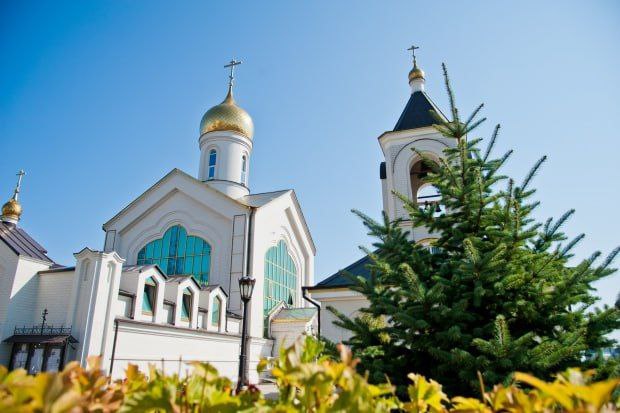 22 сентября православные чтят память святых праведников Иоакима и Анны родителей Пресвятой Девы Марии Считается что супруги были благочестивой четой царского рода у которых до старости не было детей Когда священник отказался принять у Иоакима жертву во время большого праздника старец решил уйти в пустыню и молиться о ребенке На 40 й день Господь ниспослал им ангела который возвестил о скором рождении дочери На Руси это день который традиционно связан с завершением летних работ сбором урожая и началом второго бабьего лета 22 сентября также отмечается День осеннего равноденствия и народный праздник Спожинки называемый также Осенины Это время когда урожай уже убран работы в поле завершены а значит наступает пора гуляний