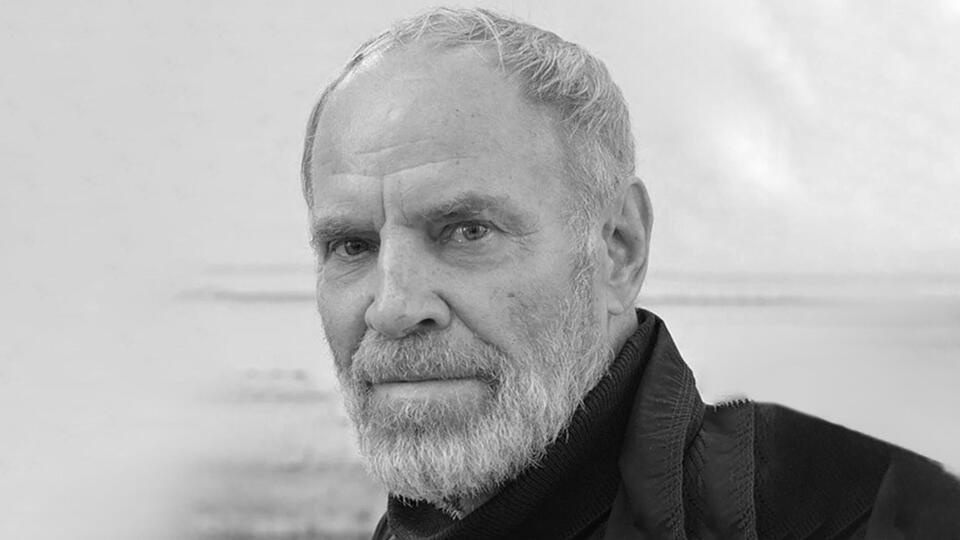 Умер кинооператор Анатолий Заболоцкий Он скончался в возрасте 90 лет О смерти заслуженного деятеля искусств РСФСР в своём Telegram канале сообщил Союз кинематографистов России С 1960 года Анатолий Заболоцкий работал кинооператором на студиях имени М Горького Таллинфильм Мосфильм и Беларусьфильм Он сотрудничал с такими режиссёрами как Василий Шукшин и Вадим Абдрашитов Среди известных операторских работ Заболоцкого картины Альпийская баллада Печки лавочки Калина красная Слово для защиты и другие Как сценарист и режиссёр Анатолий Заболоцкий участвовал в создании документальных фильмов Слово матери и Мелочи жизни Подписаться на Говорит Москва Telegram VK MAX