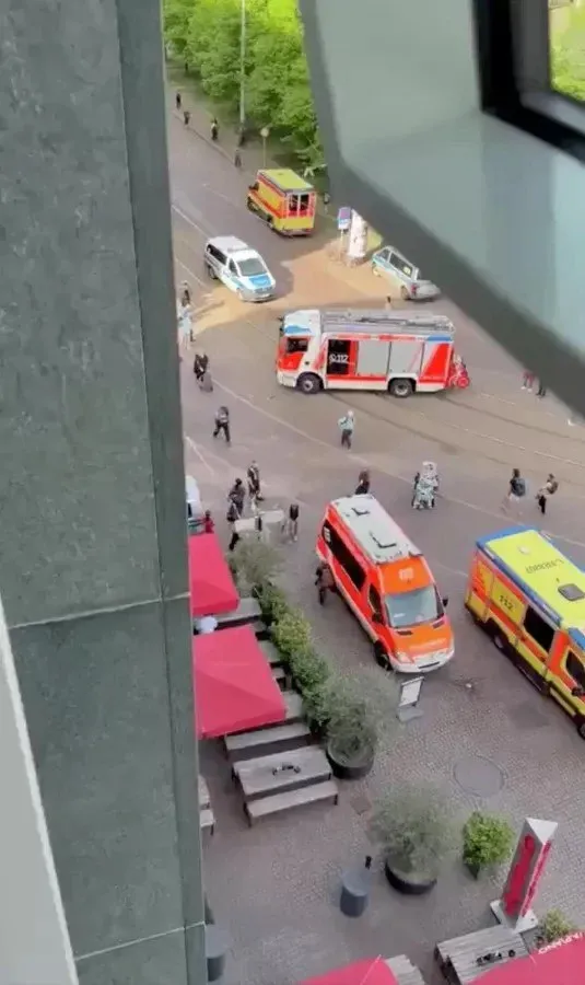 Автомобиль влетел в толпу в Лейпциге один человек погиб 20 пострадали Водитель пытался скрыться но его задержали Подписаться на РИА Новости