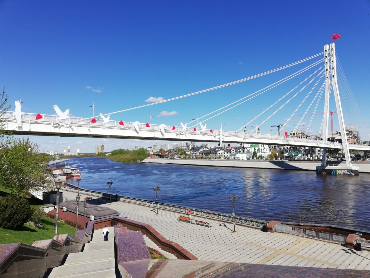 Наконец-то! Часть нижнего яруса набережной Туры в Тюмени откроют сегодня, 2 июля  Ее очистили после паводка. С участка от Масловского взвоза до моста Влюбленных вывезли порядка 400 кубометров мусора и грязи и отмыли.  Чистку продолжат от моста Влюбленных в сторону университета.    Подписаться   Отправить новость  #тк