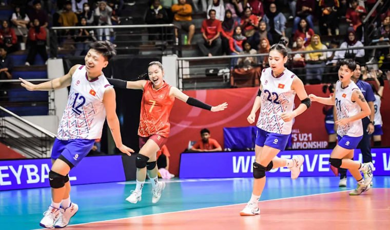 Федерация волейбола FIVB исключила сборную Вьетнама с женского чемпионата мира среди девушек до 21 года, потому что она оказалась не женской. Вероятно, в команде были мужчины. В последний день перед плей-офф FIVB отстранила Вьетнам после победы на групповом этапе над сборной Сербии. После проверки вскрылось, что в составе вьетнамок вышли двое мужчин например, игрок под 12-м номером . Они провалили гендерный тест, хотя официально в FIVB сослались на соответствующий регламент, не подтверждая этот факт. Результат матча в последнем туре аннулировали, Сербия вышла в 1/8 финала со второго места в группе. Теперь FIVB ждет позицию федерации волейбола Вьетнама и доказательств, что заявленные игроки были девушками. Подписывайтесь, это Sport Baza