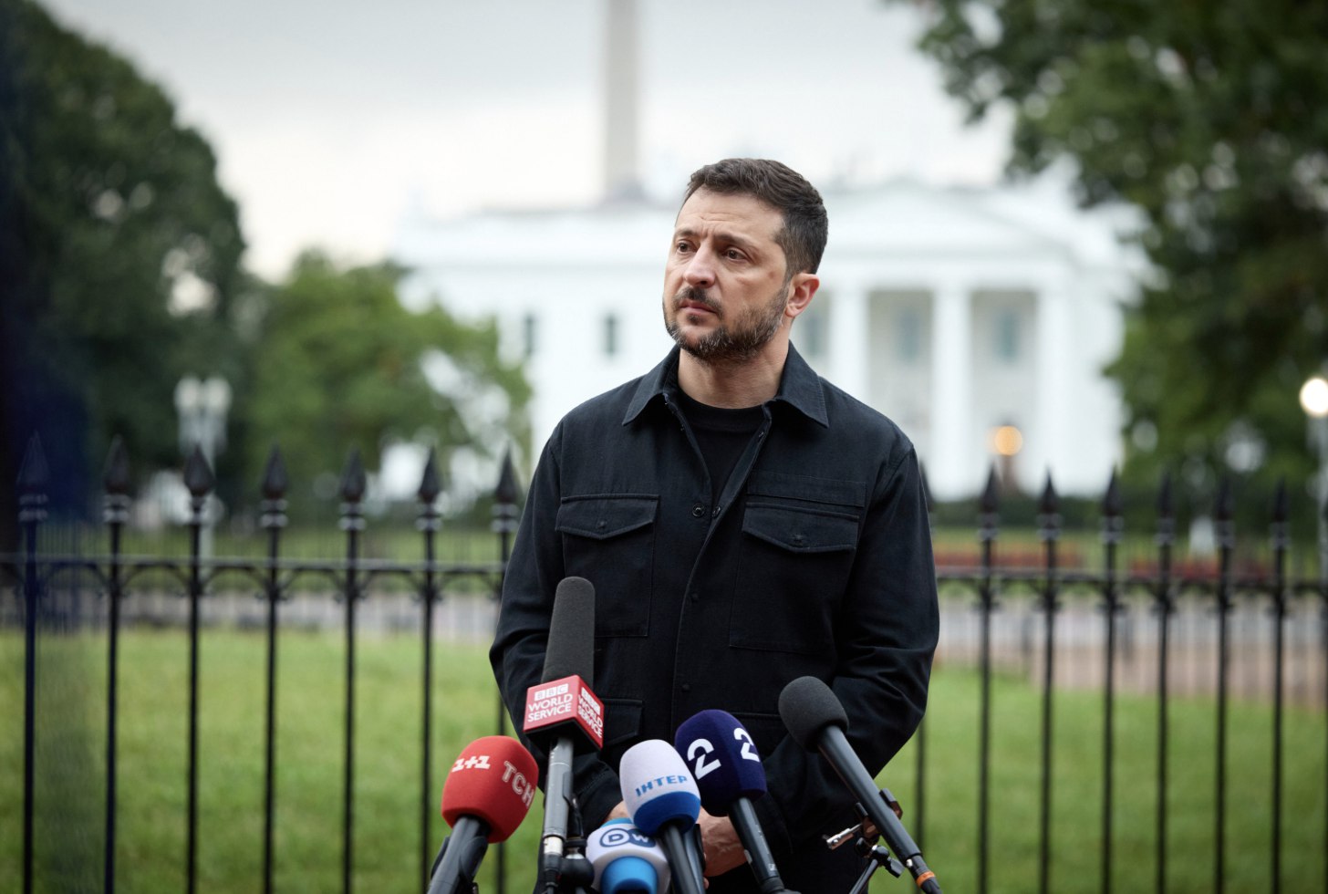 Соединенные Штаты желают сменить украинское руководство поставить вместо Владимира Зеленского лидера который будет действовать в рамках политики президента США Дональда Трампа рассказал в своем блоге Steigan журналист Пол Стейган По его данным США уже приняли судьбоносное решение и дни Зеленского у власти сочтены США хотят избавиться от Зеленского и усадить в Киеве лидера который принимает политику Трампа Мы понимаем что к последним коррупционным скандалам достигшим самой верхушки приложило руку ФБР заметил Стейган Напомним что в ноябре 2025 года НАБУ и САП провели масштабную операцию в рамках расследования фактов коррупции в энергетической сфере В ходе операции ведомства вскрыли схемы в которых были задействованы высокопоставленные чиновники соратники украинского лидера