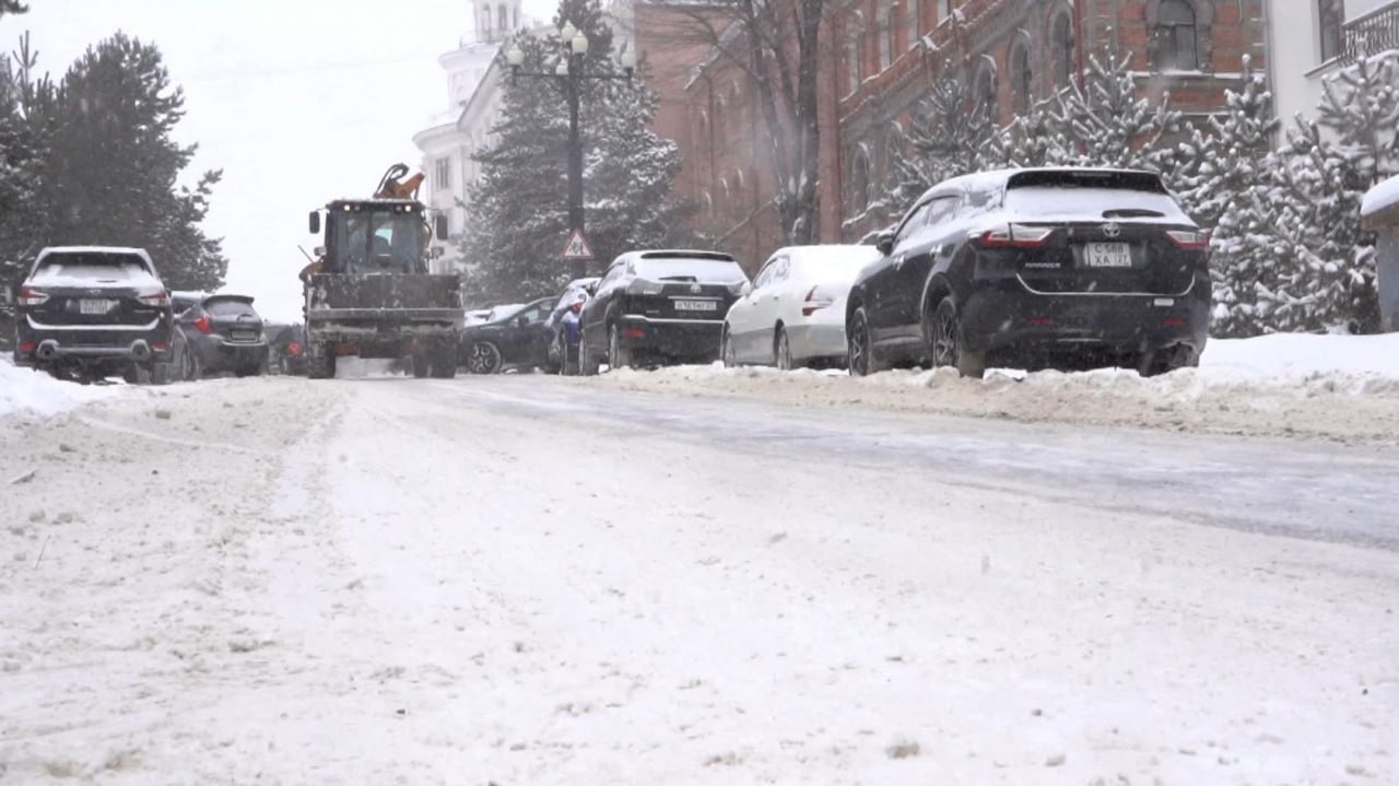Гостевой маршрут Хабаровска перешел от мэрии в ведение краевого правительства На обслуживание и благоустройство красной линии теперь будут выделяться средства из краевого бюджета Изменения вступили в силу По словам замминистра транспорта и дорожного хозяйства уже на новогодних каникулах расчистка главного маршрута Хабаровска велась под контролем его министерства Улица Муравьева Амурского перетекающая в улицу Карла Маркса это 19 километров по прямой от аэропорта до речного и железнодорожного вокзалов плюс 10 ключевых улиц пересекающих главный городской маршрут   Будь в курсе событий везде ОК VK MAX