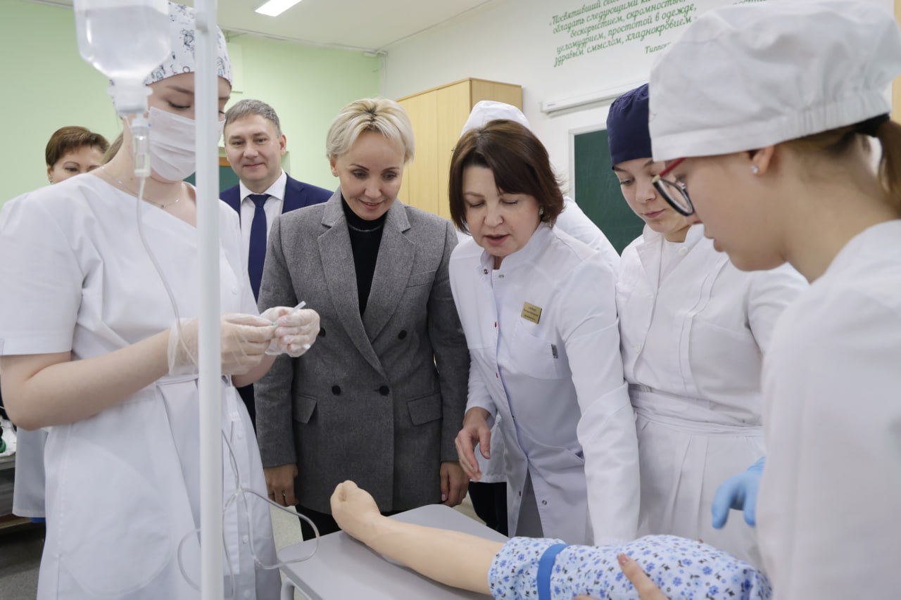ЕАО получит 20 миллионов на развитие профобразования В 2026 году в системе среднего профессионального образования Еврейской автономии откроются сразу шесть новых мастерских Среди них площадки по креативным индустриям и работе с беспилотниками На развитие СПО регион получит 20 млн рублей единой президентской субсидии средства также направят на обновление учебного оборудования Сильное профессиональное образование даст нашим ребятам уверенность в будущем Наша задача создать все возможности чтобы они реализовали себя на родной земле отметила губернатор Мария Костюк В этом году новые мастерские уже заработали в колледжах и техникумах региона Поддержка заместителя председателя Правительства РФ Юрия Трутнева и Минвостокразвития России позволила выделить более 28 млн рублей Например в медицинском колледже открыли площадки для обучения работе в ФАП и оказанию неотложной помощи Сегодня среднее профессиональное образование в ЕАО получают более 2 8 тыс студентов в семи техникумах колледжах и на базе ПГУ им Шолом Алейхема Реализуются программы по 54 профессиям десять из которых наиболее востребованные на рынке труда ЕАО