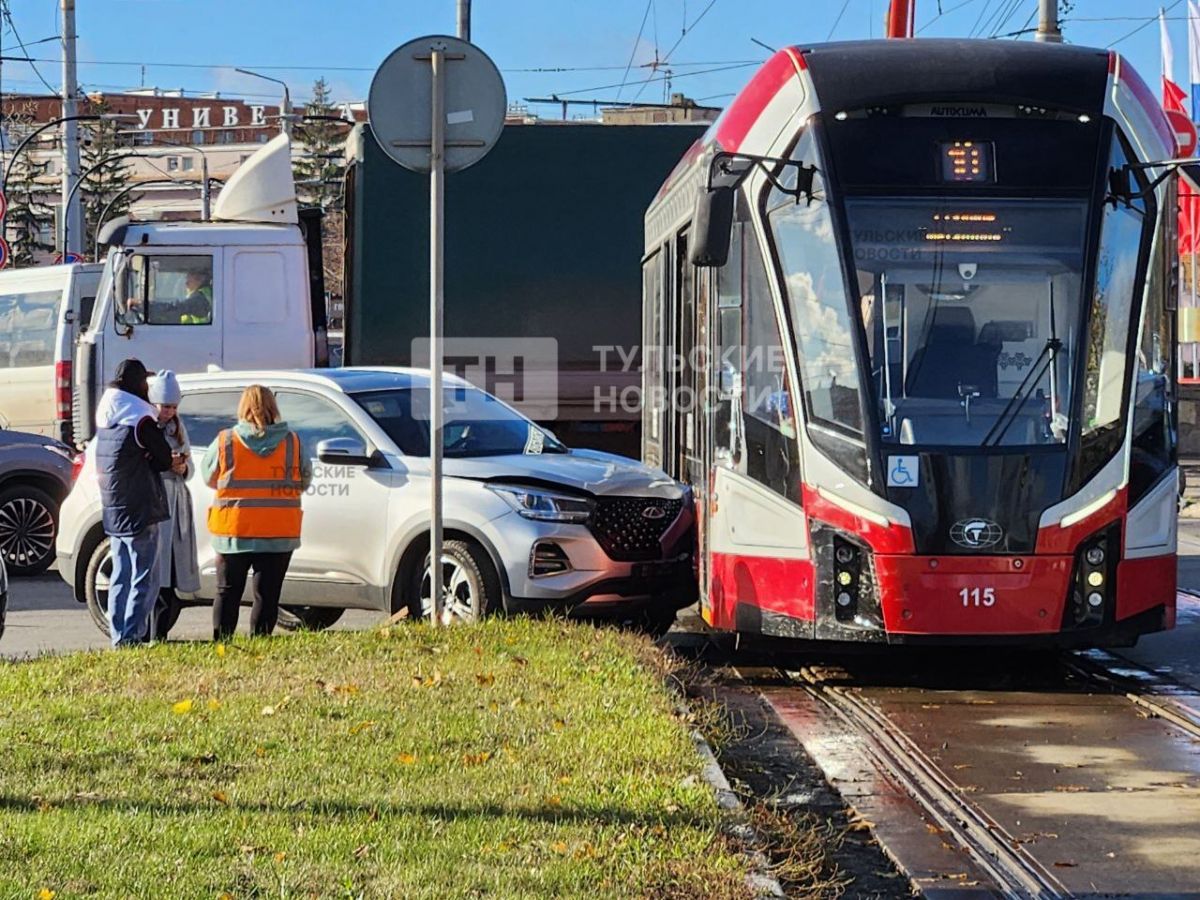 В центре Тулы встало движение из-за ДТП с трамваем и легковушкой     В центре Тулы движение затруднено. Причиной тому стала авария с участием трамвая и легкового автомобиля.  ↗  Прислать новость   Подписаться