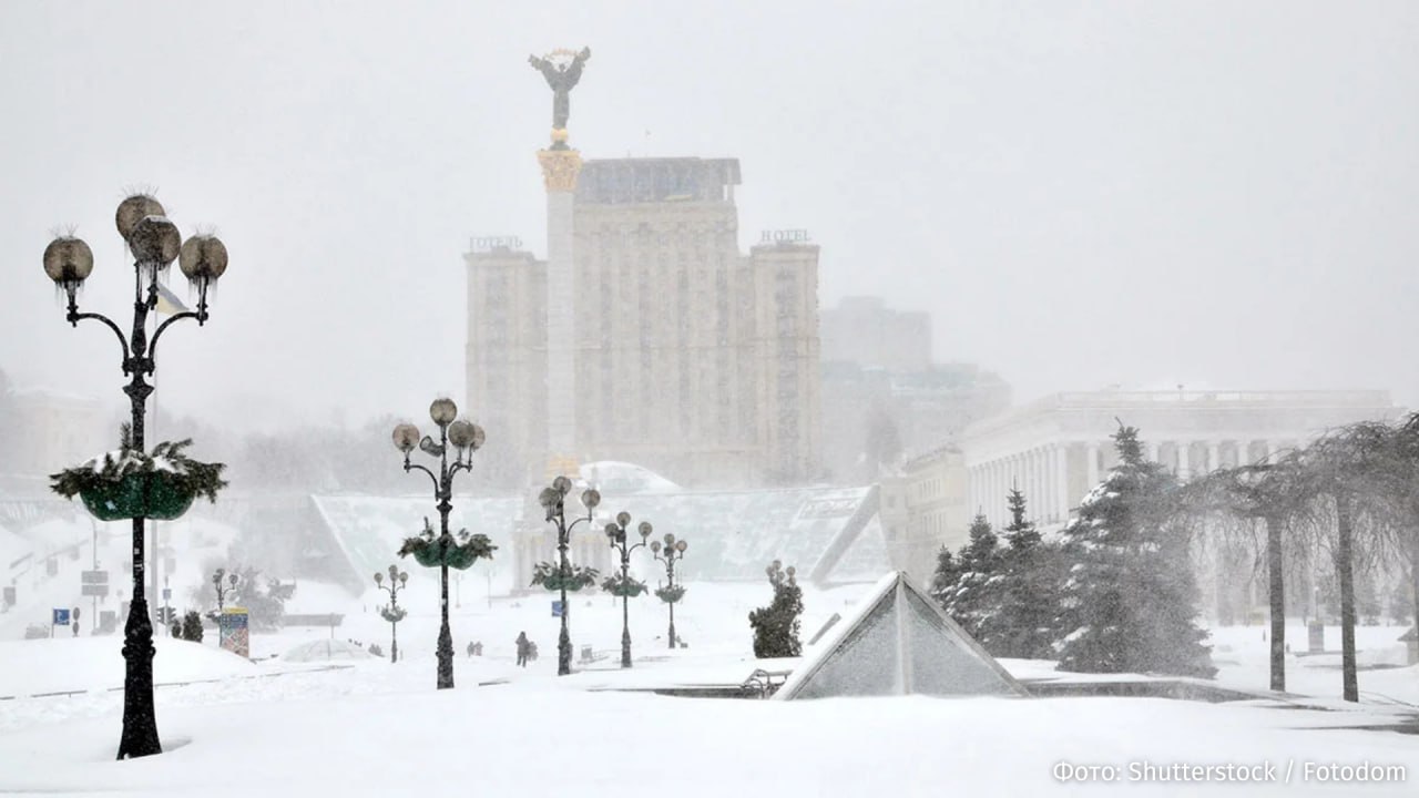 Предстоящая зима может стать поворотной в украинском конфликте и в конечном итоге привести к капитуляции Киева пишет американский журнал Foreign Affairs Россия производит больше боеприпасов чем когда либо в то время как поврежденная энергосеть Украины уже не обеспечивает электроснабжение Киев готовится к значительным сбоям коммунальной системы в холодные месяцы Если Россия ускорит продвижение это может привести к принуждению Украины к капитуляции уже в 2026 году говорится в публикации IZ RU в Telegram в MAX