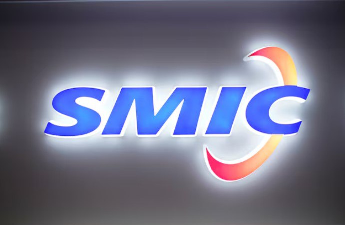 SMIC заявляет, что пошлины Трампа не стали причиной ожидаемой «жёсткой посадки»    Крупнейший литейный завод Китая SMIC заявил, что тарифная политика США не привела к «жесткой посадке», которой изначально опасалась компания, а высокий внутренний спрос будет сдерживать ее производственные мощности до октября.    Генеральный директор Чжао Хайцзюнь заявил на послекорпоративной телефонной конференции, что компания не консультировалась с клиентами по поводу 100% тарифного плана президента США Дональда Трампа на импорт микросхем, но ожидает меньших последствий благодаря планам действий на случай непредвиденных обстоятельств, принятым после введения апрельских тарифов.    «За последние несколько месяцев все либо создали достаточный запас на этот и следующий год, либо нашли других поставщиков», — сказал Чжао. «Поэтому я думаю, что влияние станет ещё меньше».    Он добавил, что предыдущие раунды тарифов привели к росту расходов для зарубежных клиентов менее чем на 10%.    Доминирующим рынком для компании является Китай, на долю которого пришлось 84% выручки во втором квартале, что соответствует показателю первого квартала, в то время как доля США составила 12,9%, что немного больше, чем 12,6%.    Выручка SMIC во втором квартале выросла на 16,2% по сравнению с аналогичным периодом прошлого года, достигнув 2,2 млрд долларов. Прибыль, причитающаяся владельцам, снизилась на 19,5% до 132,5 млн долларов, не оправдав прогноз аналитиков в 183,35 млн долларов, согласно данным LSEG.    Компания Semiconductor Manufacturing International Corp  SMIC , как она официально называется, во втором квартале поставила 2,4 миллиона восьмидюймовых эквивалентных пластин, что на 4,3% больше, чем в предыдущем квартале.    Чжао заявил, что его производственные мощности остаются недостаточными и будут оставаться напряженными до октября из-за высокого спроса со стороны внутреннего замещения на аналоговые микросхемы, микросхемы Wi-Fi и Ethernet, а также микросхемы контроллеров для памяти.  Источник: Reuters    Если полезно, поставьте лайк    #SMIC
