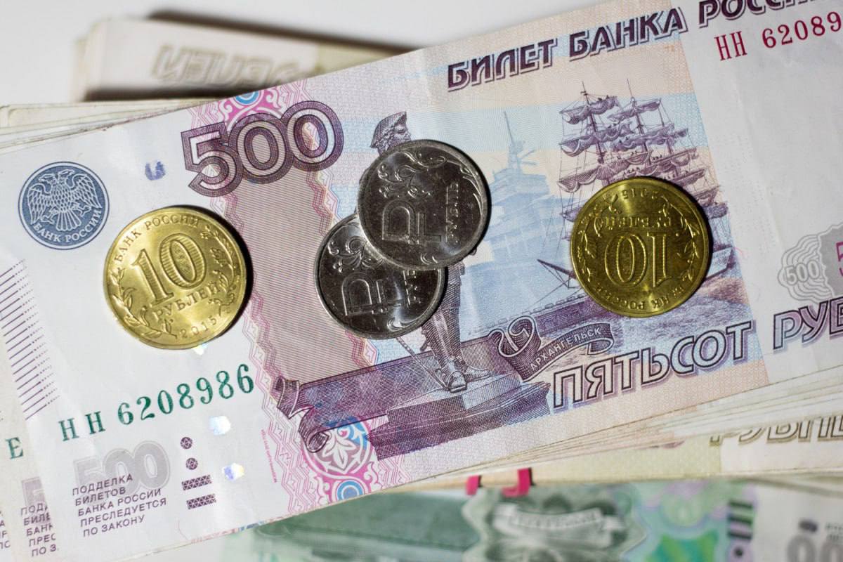 Неплательщик алиментов на Сахалине претендовал на выплаты после смерти сына на СВО Сахалинец, в прошлом уклонившийся от уплаты алиментов, решил получить выплаты в связи с гибелью сына в зоне СВО. Мать подала иск в суд с требованием лишить мужчину прав на меры соцподдержки. В пресс-службе Поронайского городского суда сообщили, что в ходе разбирательства установили: сын после распада семьи проживал с матерью, которая одна занималась его развитием и воспитанием до совершеннолетия. Отец же проявлял равнодушие к судьбе ребёнка, не участвовал в его воспитании и злостно уклонялся от уплаты алиментов - за это неоднократно привлекался к ответственности. "Установив, что ответчик не выполнял родительских обязанностей, судом заявленные исковые требования были удовлетворены в полном объеме. Решение вступило в законную силу", - отметили в суде.
