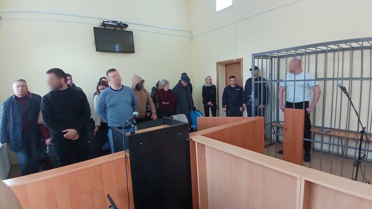 В Калининграде осудили бывших полицейских которые подбрасывали наркотики и пытали людей ради ложных признаний Летом 2022 года трое сотрудников полиции сфальсифицировали доказательства и завели уголовные дела на троих ни в чём не повинных жителей региона обвинив их в торговле наркотиками Они силой заставляли людей признаваться в преступлениях которых те не совершали Для своих целей стражи порядка сами приобрели крупную партию наркотических веществ В ходе расследования выяснилось что в апреле 2021 года двое других сотрудников незаконно задержали ещё одного человека и продержали его двое суток в камере Экс полицейские признаны виновными по целым 10 статьям УК Один из пострадавших получит 140 тысяч рублей в качестве компенсации морального вреда Подписаться Прислать новости