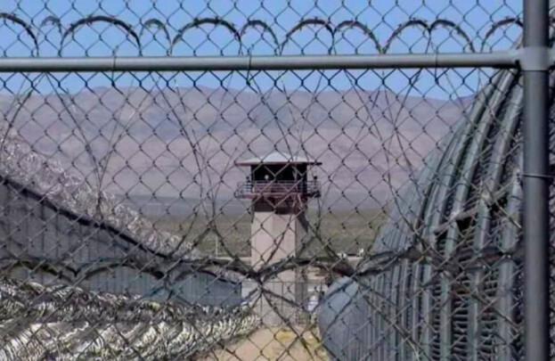 Супруги со Ставрополья получили 29 лет колонии на двоих за подготовку теракта по заданию украинских спецслужб Южный окружной военный суд вынес обвинительный приговор в отношении супружеской пары из города Михайловска Ставропольского края по делу о государственной измене, приготовлении к теракту и незаконном обороте взрывчатки. Об этом сообщила краевая прокуратура. «В суде установлено, что в конце 2022 года подсудимый установил контакт с представителями спецслужб Украины, желая оказывать помощь в деятельности против безопасности РФ. А в начале 2023 года мужчина сообщил о своем участии в организованной группе, состоящей в том числе из сотрудников спецслужб Украины, своей супруге», - отметили в надзорном ведомстве. По заданию СБУ мужчина получил самодельное взрывное устройство, которое при пособничестве супруги должен был активировать для подрыва железнодорожных цистерн с топливом на территории Ставропольского края. Однако выполнить задуманное семейная пара так и не смогла, так как их задержали силовики. Суд приговорил главу семьи к 16 годам лишения свободы в исправительной колонии строгого режима. Причем первые три года он проведет в тюрьме. Вместе с тем супруга фигуранта получила 13 лет колонии общего режима. Также каждого из супругов суд оштрафовал на 600 тысяч рублей. Южная служба новостей