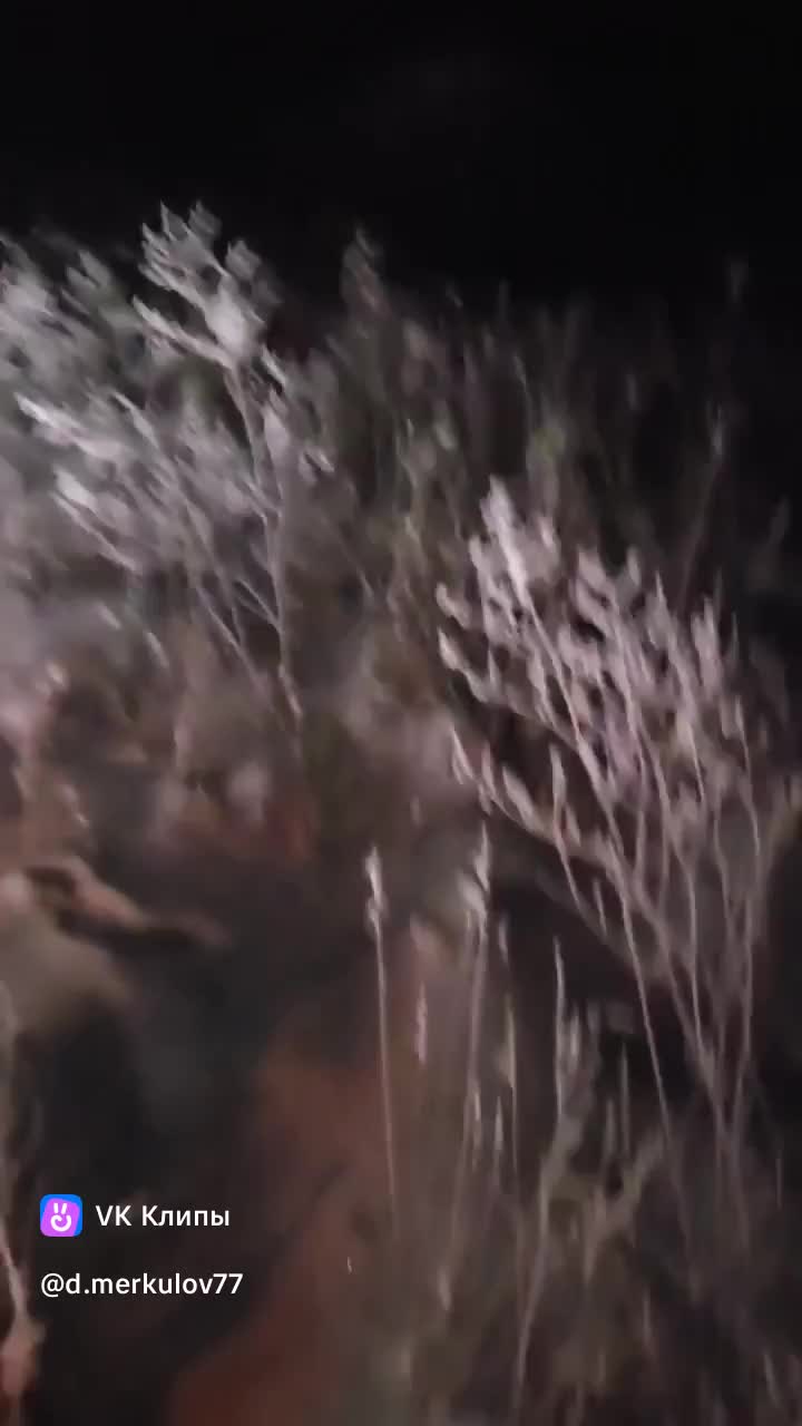 Большегруз перевернулся на трассе из-за скользкой дороги, водитель не пострадал