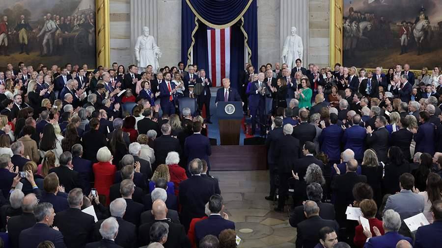 Сын Трампа допустил выдвижение отца на третий президентский срок Посмотрим как всё сложится Мы не можем предсказать будущее Я всегда считал что он способен на всё сказал Трамп младший на Дохийском форуме отвечая на вопрос о возможном участии его отца в выборах Он добавил что глава Белого дома является самым непредсказуемым человеком в политике поэтому нельзя сказать наверняка что произойдёт Ранее Трамп признался что ему жаль что Конституция не позволяет баллотироваться на третий срок Комментарий американского лидера последовал после слов спикера палаты представителей конгресса Майка Джонсона который ранее отметил что законодательных оснований для третьего срока президента нет Подписывайтесь на Выборный в МАХ