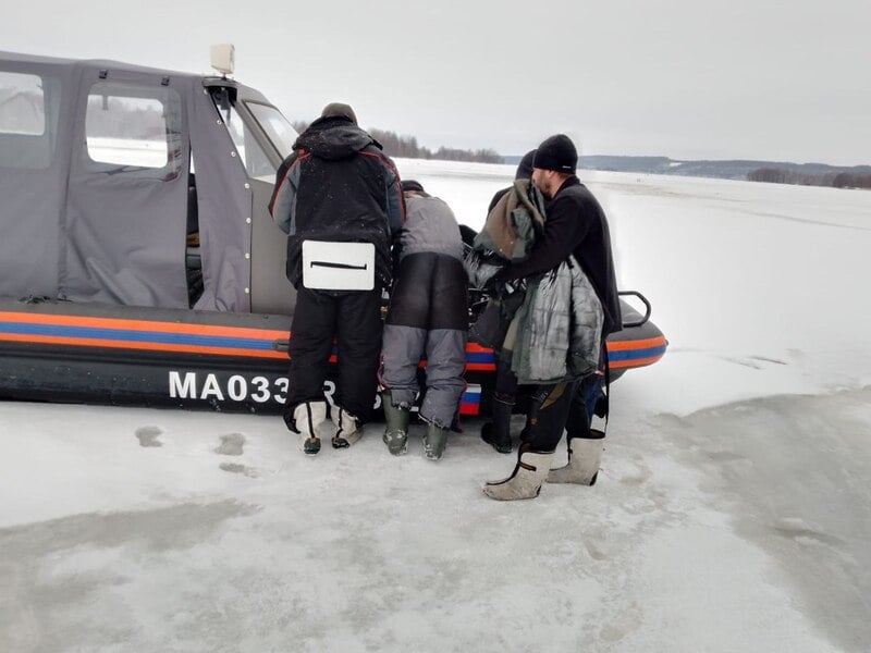 Четверо нижегородских рыбаков утопили снегоход и двое саней на Волге в Марий Эл  Рыбаки провалились под лед, катаясь на снегоходах недалеко от деревни Удельная. Спасатели вытащили мужчин из воды, сейчас их здоровью ничего не угрожает.  Подпишись \ Предложи новость