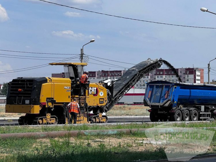 29 километров дорог отремонтируют в Волжском в 2025 году  В Волжском стали известны еще пять улиц, которые планируется в этом году. Теперь общий список составляет 27 улиц. Обновление дорожной инфраструктуры будет проходить в рамках проекта «Инфраструктура для жизни» — преемника нацпроекта «Безопасные качественные дороги», который действовал до 2024 года. Как сообщили Волжский.ру в комитете благоустройства и дорожного хозяйства администрации Волжского, на прошлой неделе был заключен контракт. В этом году планируется отремонтировать несколько объектов, включая улицу Заводскую  протяженность 0,4 км , улицу Паромную  1,336 км , Казачью в микрорайоне Южный  0,58 км , участок дороги от улицы Логинова до улицы Горького  0,16 км  и улицу Р.   Подробнее на Волжский.ру: