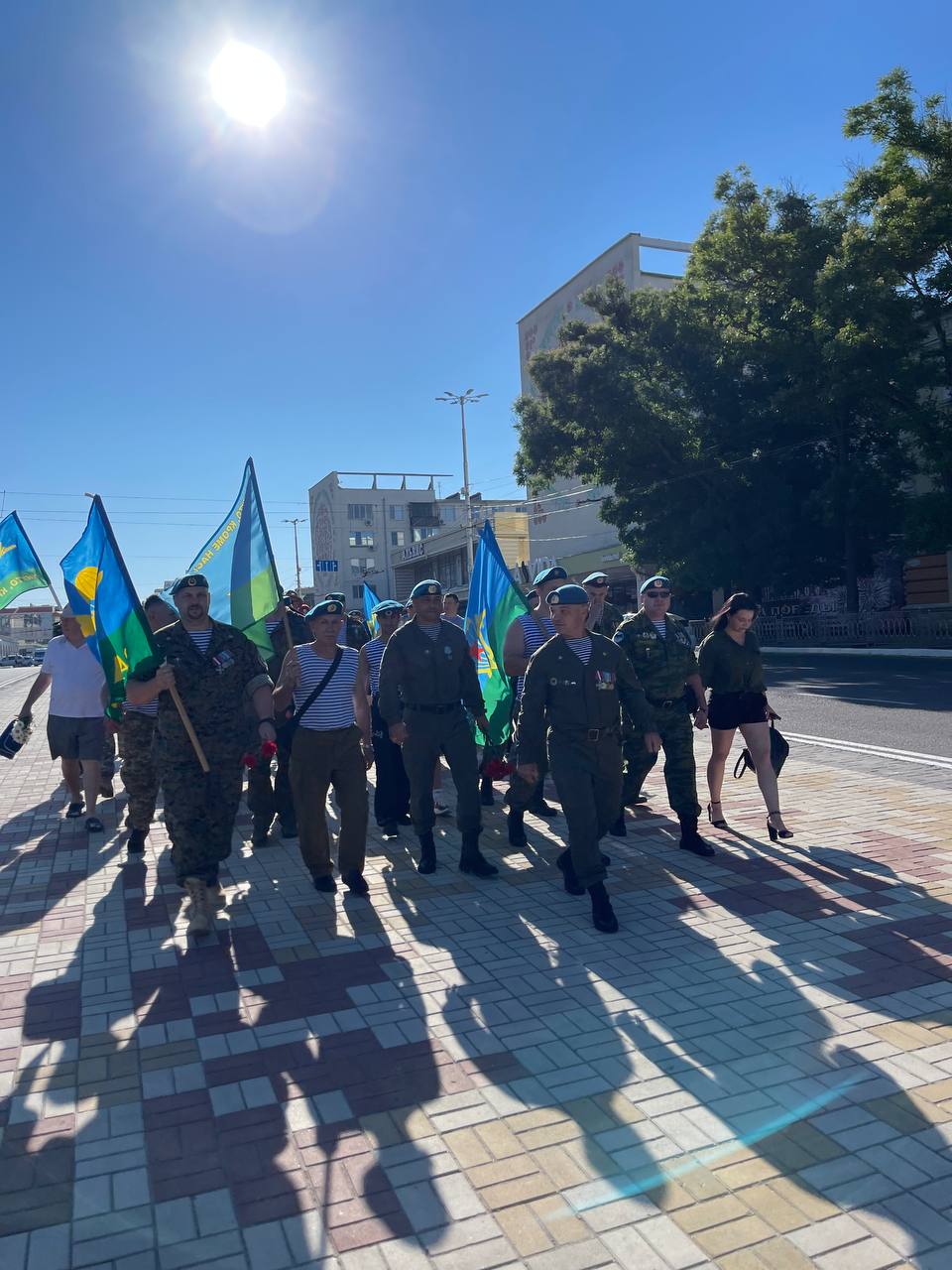 В Тирасполе десантники по традиции собрались у фонтана и маршем прошли к Мемориалу, возложили цветы.