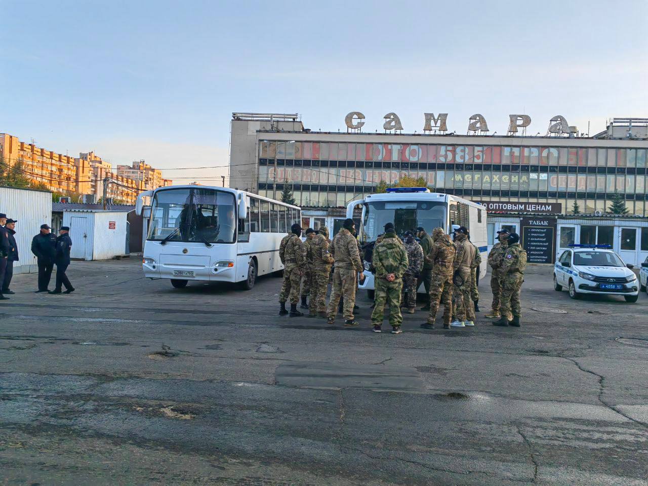 ‍ В этот час самарские полицейские совместно с Добровольной народной дружиной при содействии ОМОН Росгвардии по Самарской области проводят профилактическое мероприятие на территории Ленинского района, в том числе, на одном из торговых объектов.  ‍  Работа направлена также на выявление и пресечение нарушений миграционного законодательства.    О результатах отработки расскажем позже…